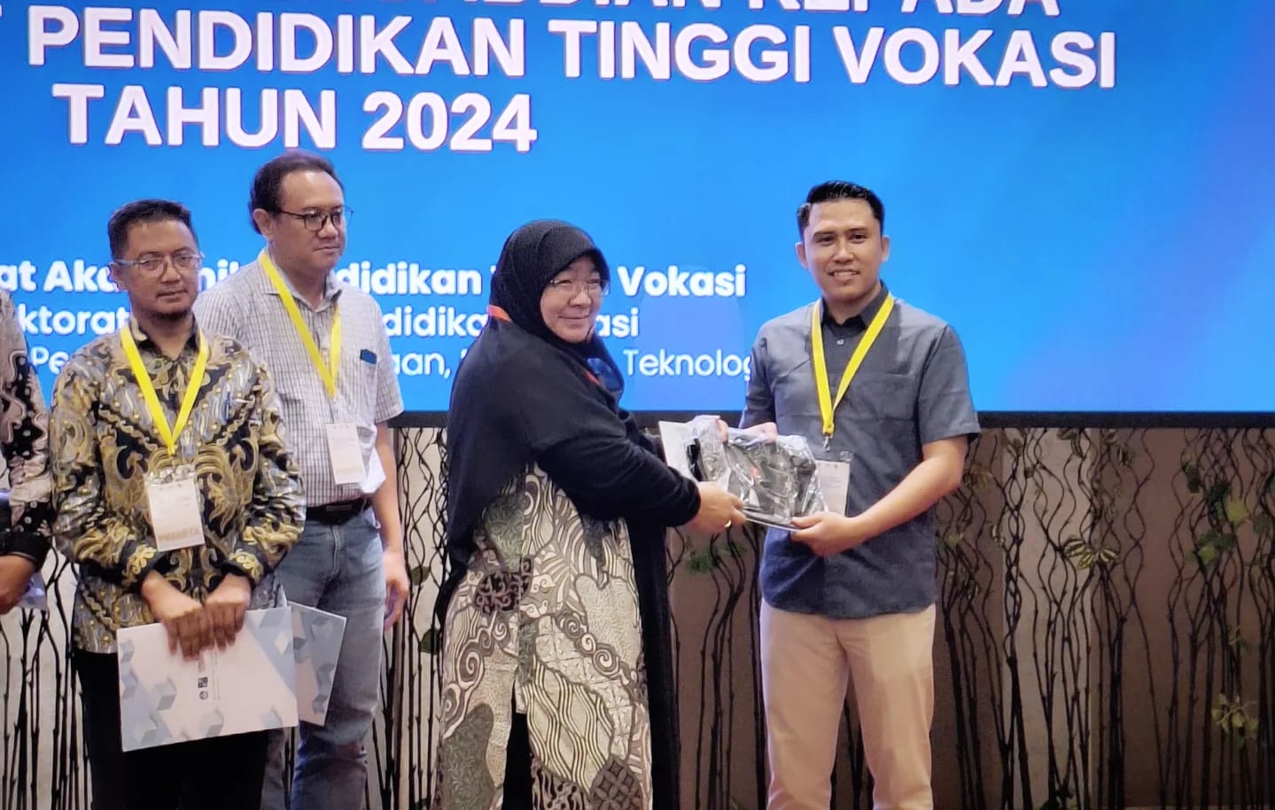 Raih penghargaan presenter semhas penelitian terbaik tahun 2024 kemendikbud ristek RI