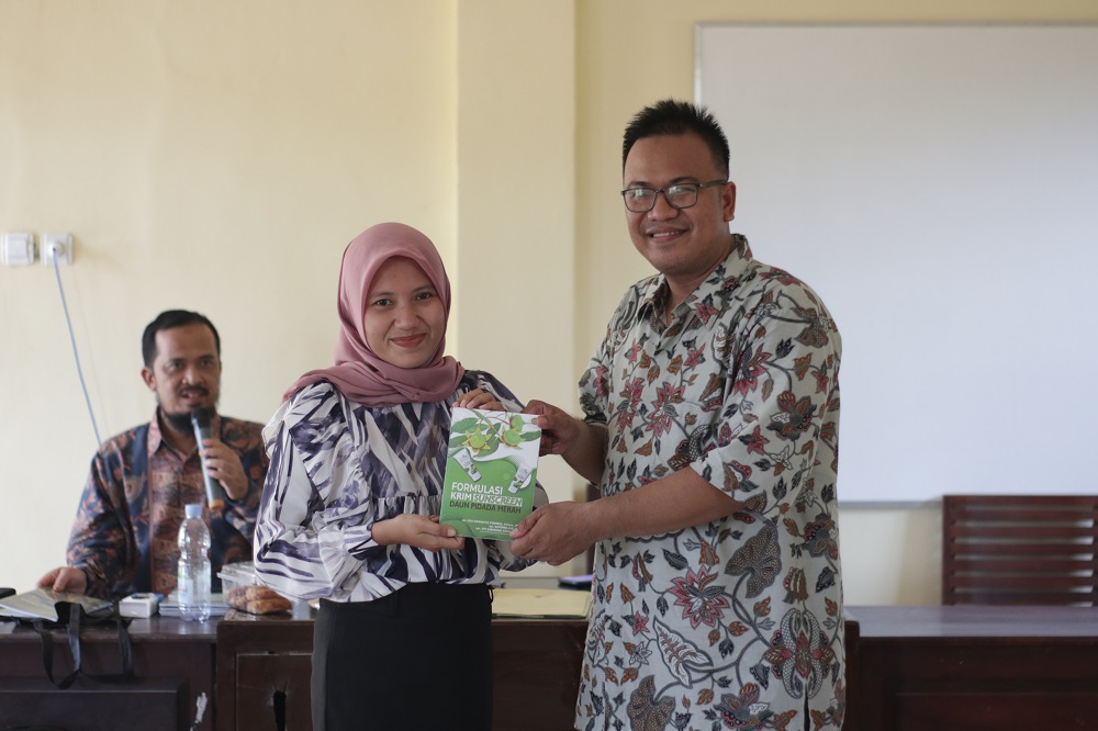 Pemberian Hadiah oleh apt. Eka Siswanto Syamsul, M.Sc Kepada Zakiyyah Qurrotul Aini